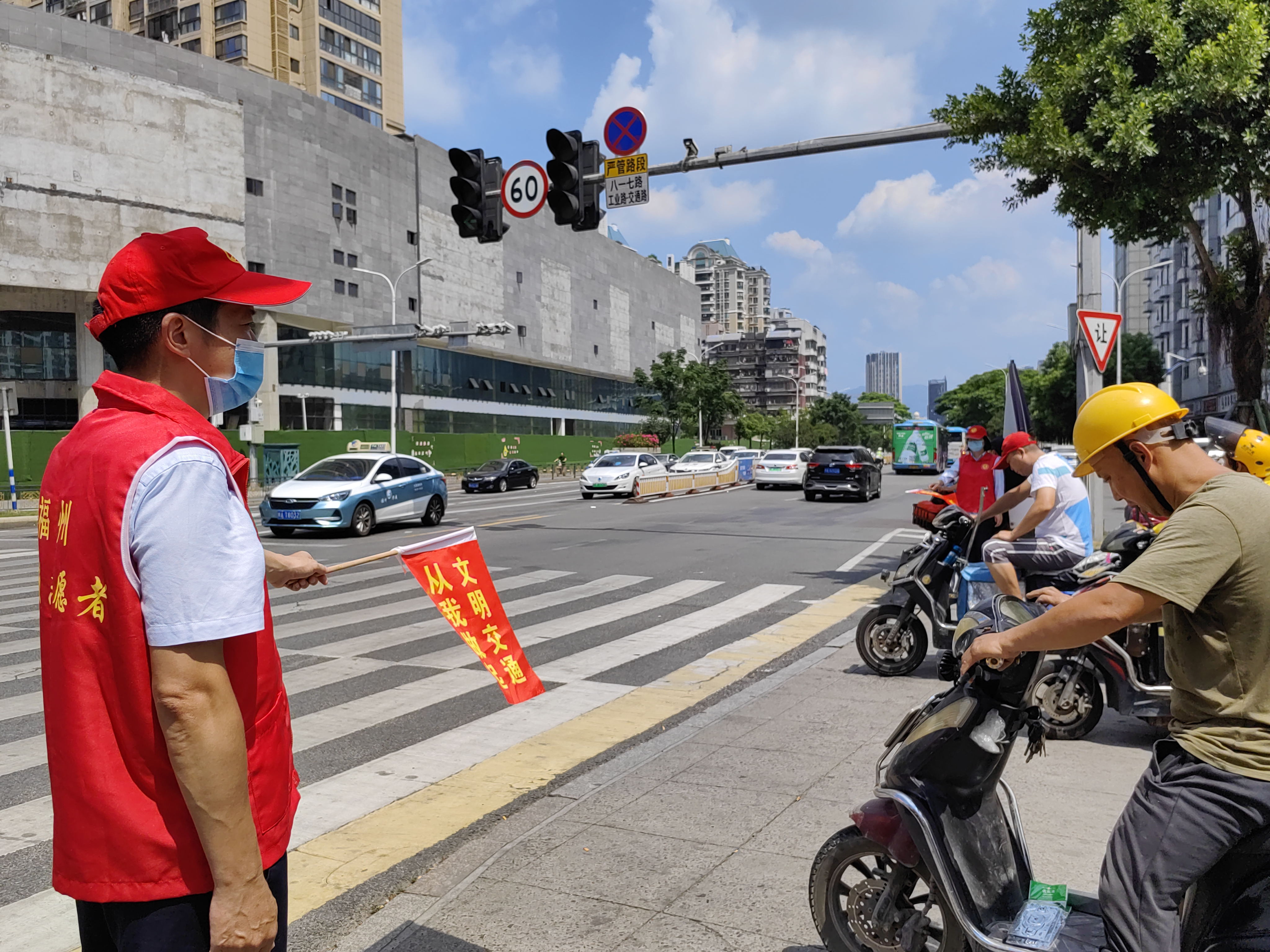 喜迎二十大共建文明城——不动产登记窗口开展文明交通志愿服务活动